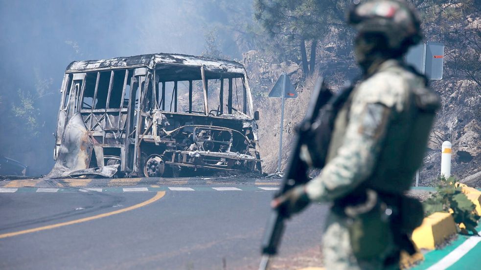 Als Reaktion auf den Militäreinsatz sperrten Bandenmitglieder in mehreren Bundesstaaten Straßen mit brennenden Autos, Lastwagen und Bussen. Foto: Armando Solis/AP/dpa