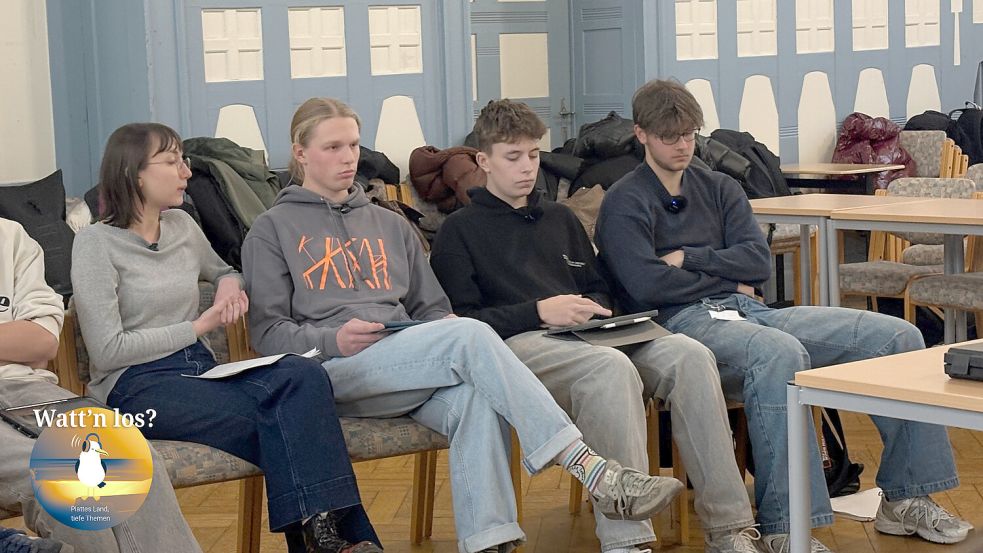 Die Schülerinnen und Schüler waren vorbereitet, viele haben sich Notizen gemacht, um das anzusprechen, was sie beschäftigt. Foto: Annika Webermann