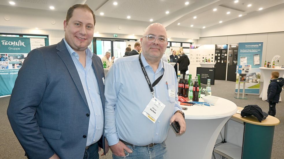 Holger Focken (links) und Oliver Gerken von der Natelberg Gebäudetechnik GmbH freuten sich über viele Besucher beim Infotag rund um moderne Gebäudetechnik. Foto: Holger Weers