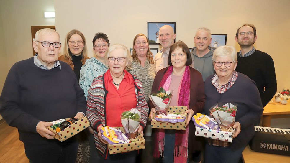 Ausscheidender und neuer Vorstand des Gesangvereins Harmonia Harkebrügge (von links): Rudi Schulte, Marion Focken-Mennenga, Astrid Schrandt, Tina Grave, Simone Hinrichs, Frank Cordes, Ursula Oltmanns, Paul Claaßen, Ursula Schumacher, Thomas Dietze. Foto: Hans Passmann