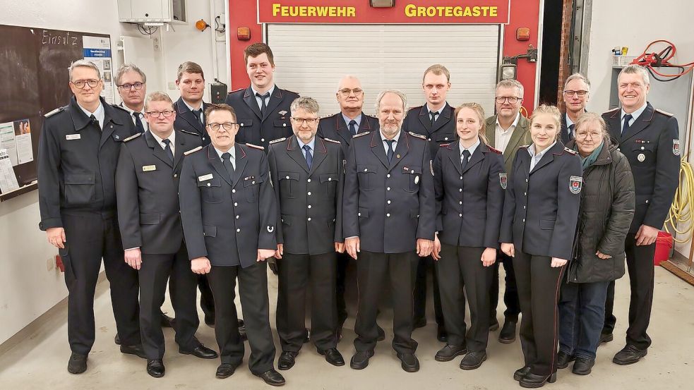 Gemeindebrandmeister Frank Harms, Ortsvorsteher Thomas Spekker, Brandabschnittsleiter Süd und Ehrengemeindebrandmeister Holger Bleicher, Marcel Nee, Ortsbrandmeister Robert Hensmann, Renke Müntinga-Busemann, Oliver Sachler. Enno Siemers, Helmut Franken, Sven Oltmanns, Lea Hensmann, Gemeindebürgermeister Theo Douwes, Isa Betten, Alfried Groenewold, Feuerwehrausschussvorsitzende Gaby Ostholthoff, stellv. Ortsbrandmeister Wilhelm Müntinga-Busemann. Foto: privat