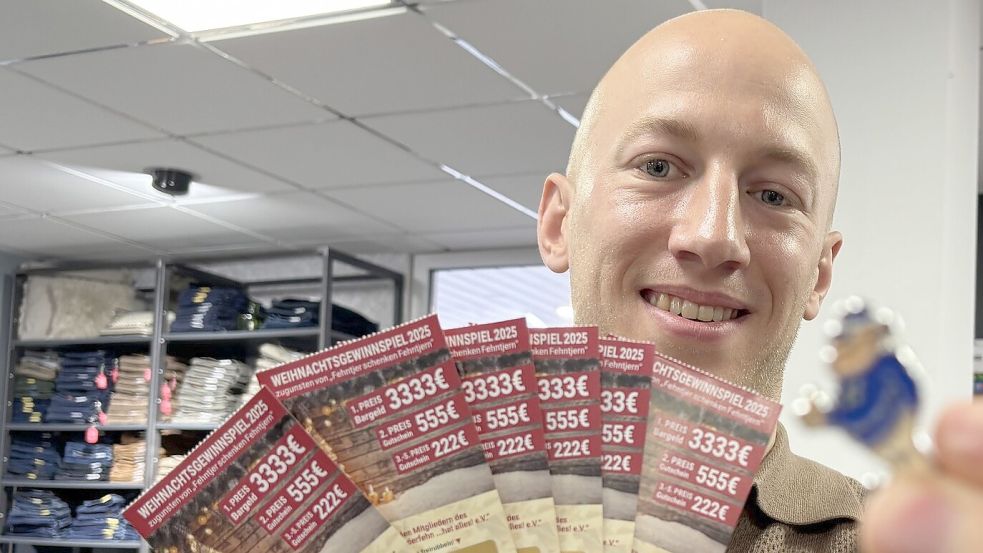 Thies Kruse präsentierte zum Gewinnspielstart die Lose und den Sofortpreis-Fokko. Foto: Dirk Hellmers