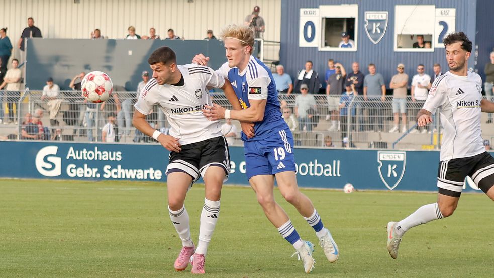 Bei bestem Sommerwetter hat Kickers Emden (blaues Trikot der Torschütze Theo Schröder) das Hinspiel im August gegen Phönix Lübeck mit 1:3 verloren. Das Rückspiel am 28. Februar fällt nun wortwörtlich ins Wasser. Foto: Helmut Vortanz