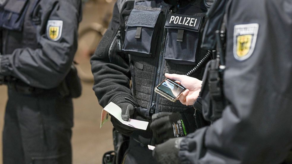 Ein Erkennungsspezialist der Bundespolizist hat in Bremen an einem Tag gleich drei gesuchte Männer identifiziert. Foto: dpa / Karsten Klama