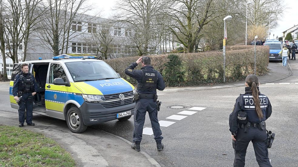 Die Polizei ist an einer Schule in Bretten im Einsatz. Foto: Bernd Weißbrod