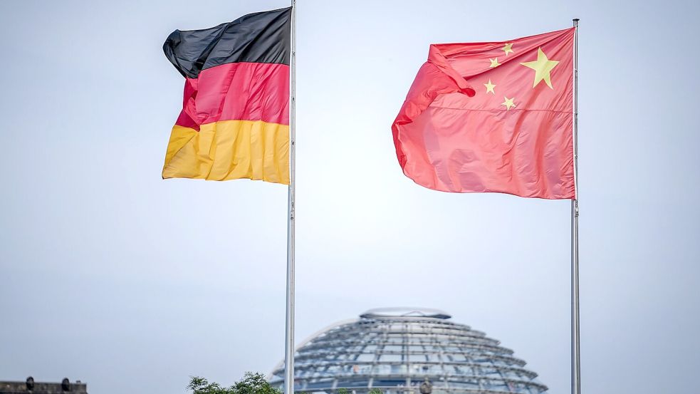 Die Volksrepublik ist ein überragend wichtiger Markt für deutsche Unternehmen. Die deutsche Wirtschaft beklagt aber zunehmend Hemmnisse. Zugleich nimmt die weltweite Bedeutung Chinas als Wirtschaftsmacht zu. (Symbolbild) Foto: Kay Nietfeld/dpa