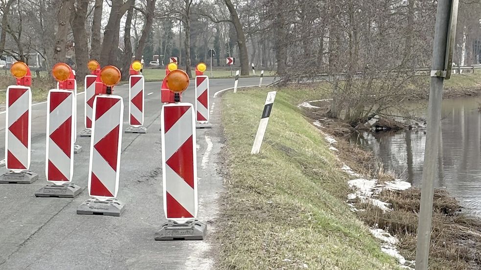 Tempo 50 seit November 2025: Ab dem Ortsausgang Langholt bis kurz hinter die Einmündung „Buchweizenkamp“ sichern Schilder und Leitbaken den Abschnitt der L 30, an dem die Böschung nachgibt. Foto: Horst Kruse