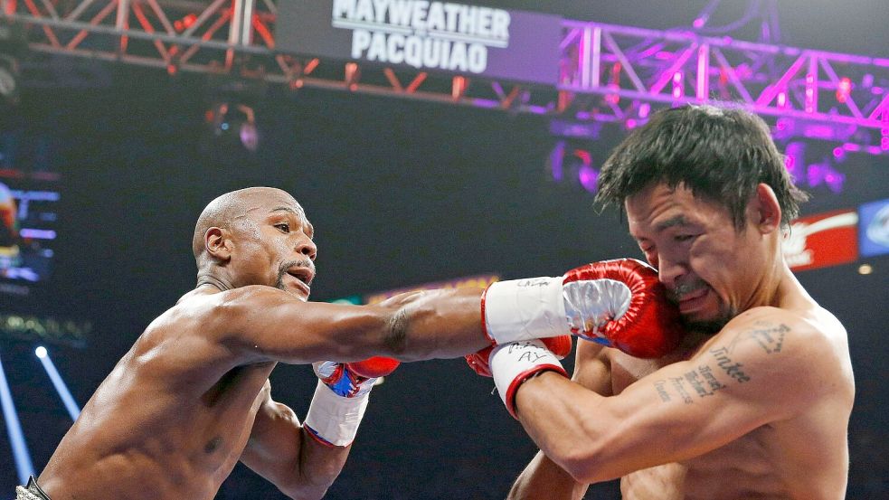 Im Juni 2015 flogen erstmals die Fäuste zwischen Floyd Mayweather (l) und Manny Pacquiao. (Archivbild) Foto: John Locher/AP/dpa