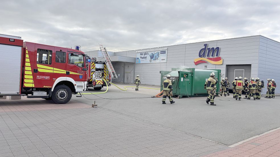 Als ein Container bei Multi Ostfriesland Center in Brand geriet, macht die Feuerwehr mit dem Löschsystem Cobra unter Hochdruck ein Loch in den Container und löschte das Innere weiter ab. Foto: Jonas Bothe/Archiv