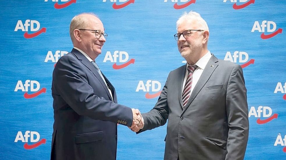 AfD nominiert Landratskandidaten: Josef Möddeken (links) tritt für die AfD bei der Landratswahl im Landkreis Cloppenburg an. Kreisvorsitzender Josef Kruse gratuliert zur Nominierung. Foto: AfD-Kreisverband Cloppenburg-Vechta