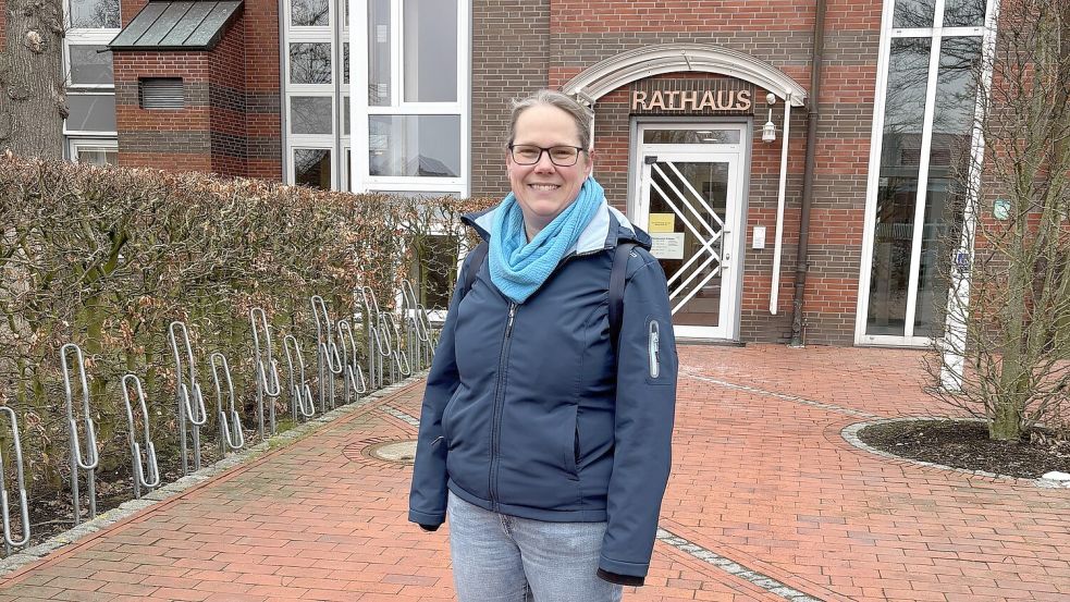 Thea Stratmann-Kruse steht vor dem hinteren Eingang des Rathauses in Ramsloh. Seit 2024 ist sie Gleichstellungsbeauftrage der Gemeinde Saterland. Foto: Horst Kruse