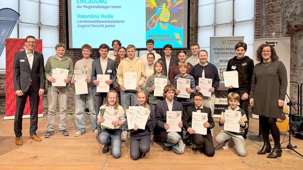 Die Regionalsiegerinnen und Regionalsieger der Wettbewerbe „Jugend forscht“ und „Jugend forscht junior“ freuen sich mit Regionalwettbewerbsleiter Georg Janssen (links) und Valentina Holle, Landeswettbewerbsleiterin Jugend forscht junior, über ihre Preise, Platzierungen und Siege. Foto: privat