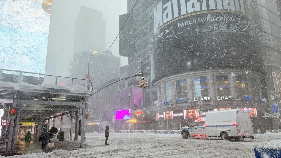 Am berühmten Times Square waren am Morgen nur vereinzelt Besucher unterwegs. Foto: Anne Pollmann/dpa