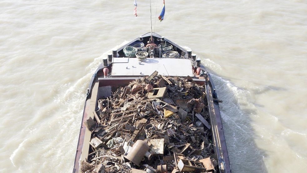 Ein Binnenschiff mit Schrottmetall: Im Leeraner Industriehafen sind 2025 knapp 60.000 Tonnen Eisen und Schrott umgeschlagen worden. Foto: Rupert Oberhäuser/Imago
