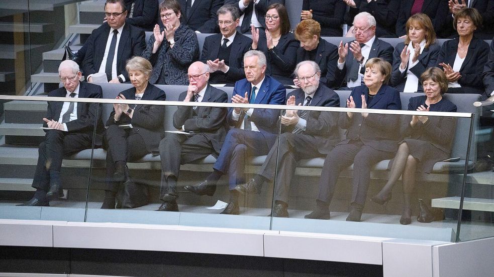 Zahlreiche frühere Spitzenpolitiker erweisen Süssmuth die letzte Ehre Foto: Bernd von Jutrczenka/dpa