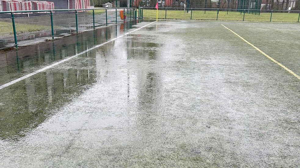 So sah es Sonntagmittag auf dem Auricher Kunstrasen aus: Viel Wasser war auf dem Platz. Foto: Verein