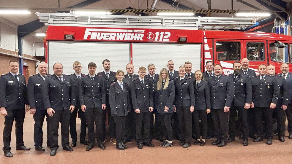 Die Geehrten und Beförderten stellten sich zum Gruppenfoto auf. Fotos: Thomas Giehl/Feuerwehr Ramsloh