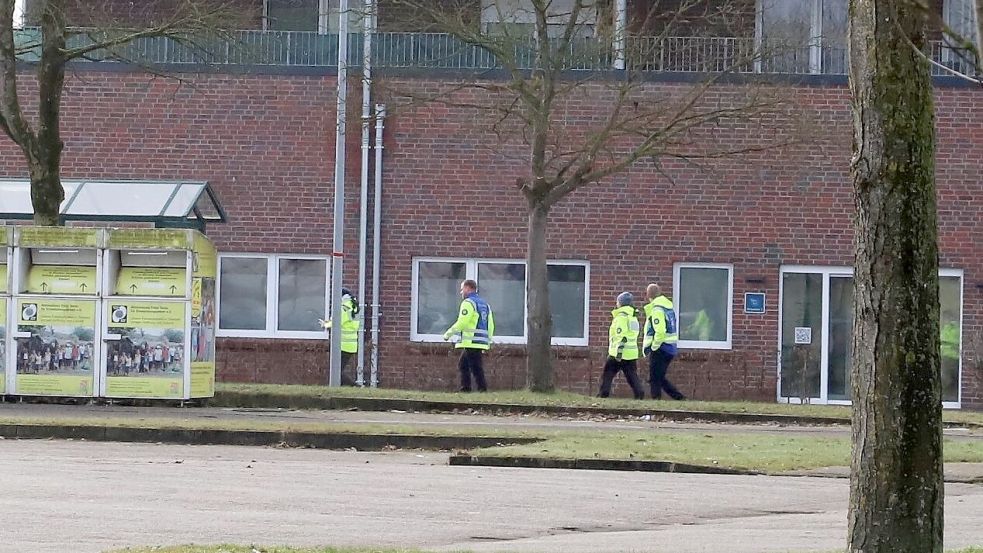 Polizisten waren am Dienstagmittag mit einem Mantrailer-Hund in Barßel unterwegs. Foto: Hans Passmann