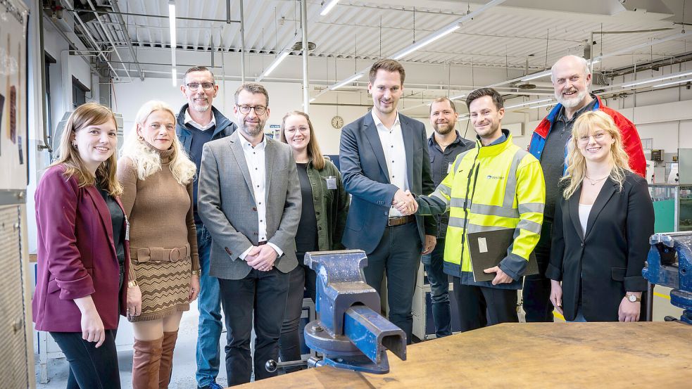 Vereinbarung in Papenburg: Vertreter der Meyer Werft und von Tennet. Thomas Hebbelmann (links, Personalleiter der Meyer Werft) und Richard Mays (Chief of Staff People Tennet) reichen sich die Hand. Foto: Meyer Werft GmbH