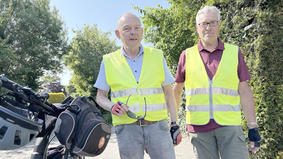 Gernot Knipper (links) und Harm Paasmann vom ADFC Westoverledingen kennen die schlechtesten Radwege in der Region. Foto: Dirk Hellmers/Archiv