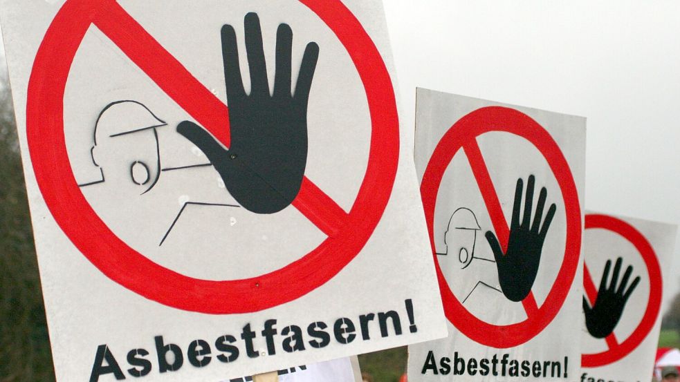 Asbestfasern können sich in der Lunge festsetzen und Krebs erregen. (Symbolbild) Foto: picture alliance / dpa