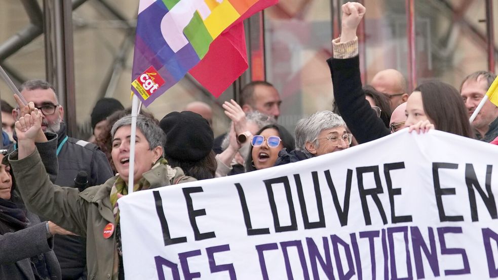Auch streikendes Personal machte dem Louvre zuletzt zu schaffen. (Archivbild) Foto: Christophe Ena/AP/dpa