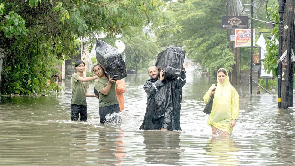 Bewohner und Urlauber mussten sich vielerorts in Sicherheit bringen. Foto: Dicky Bisinglasi/XinHua/dpa