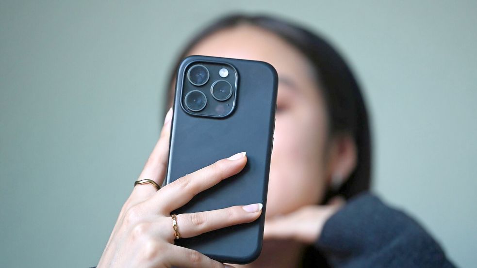 Der Griff zum Handy ist alltäglich geworden. Foto: Elisa Schu/dpa