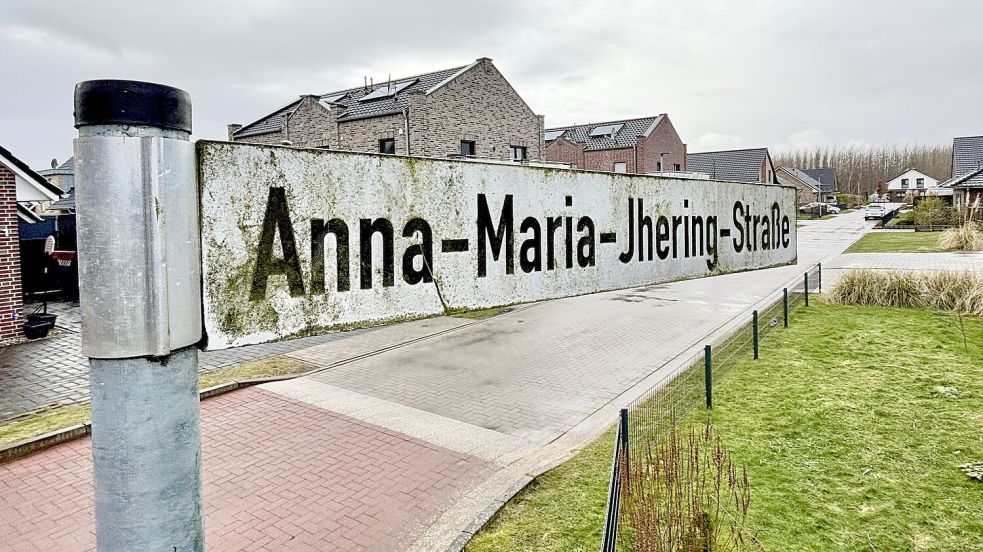 Im Neubaugebiet nördlich der Westerwieke in Jheringsfehn wird bereits an Personen aus der Ortshistorie erinnert. Nun geht es um neue Namen für Straßen in der Erweiterung des Baugebietes. Foto: Klaus Ortgies
