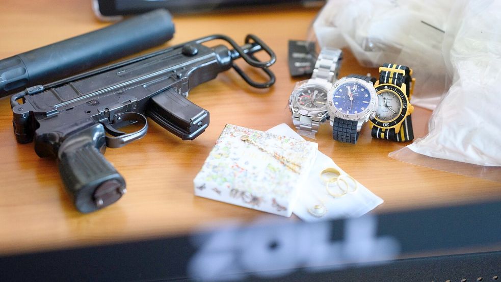 Waffen, Drogen, Luxusuhren - der Zoll wird bei Verbrecherbanden immer wieder fündig. Foto: Bernd von Jutrczenka/dpa