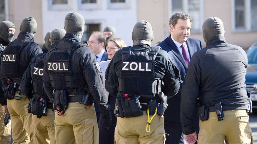 Der Zoll führte den Ministern und der Ministerin eine Festnahme vor. Foto: Bernd von Jutrczenka/dpa