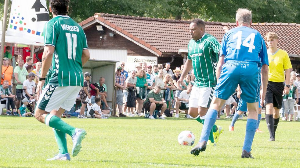 Im vergangenen Jahr gastierte die Legendenauswahl des SV Werder Bremen mit Ailton (am Ball) unter anderem in Heisfelde. Rund 1000 Zuschauer kamen. Foto: Heiner Lohmann