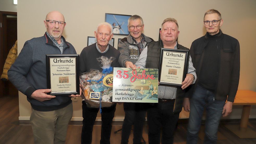Seit 35 Jahren ist Gerd Krone (Zweiter von links) Leiter der Männergymnastikgruppe Harkebrügge. Dafür wurde er geehrt. Eine Urkunde für den Einsatz als Festausschuss erhielten Johannes Nordmann (links) und Günter Thieben (Vierter von links). Ihre Nachfolger sind hier Heiner Hagen (rechts) und Bernd Wolken (Mitte). Foto: Hans Passmann