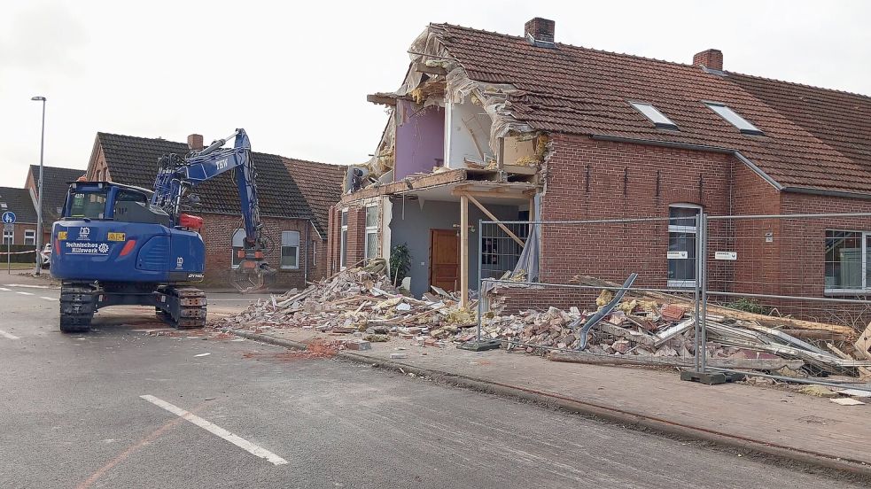 Das einsturzgefährdete Haus musste am Samstag zu großen Teilen abgetragen werden. Foto: Joachim Rand/Feuerwehr