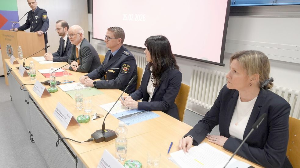 Julian Göbel (l-r), Mario Mannweiler, Stefan Heimes, Friederike Manuelle-Sander und Simone Roeder äußern sich bei der Pressekonferenz. Foto: Thomas Frey