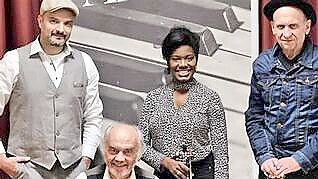 Zur Formation A Mano gehören Christian Kirschstein (Akkordeon), Livia Treu (Geige, Gesang), Zebu Hildebrandt (Piano, Gitarre, Gesang) und Peter Waldmann (Cajon, Percussion). Foto: Veranstalter