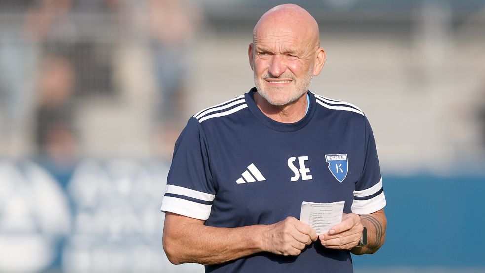 Der Terminplan für Kickers-Trainer Stefan Emmerling und seine Mannschaft wurde ganz schön durcheinandergewirbelt. Foto: Jens Doden, Emden