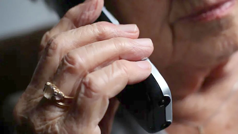 Schockanrufer haben die emotionale Ausnahmesituation zweier frisch verwitweten Frauen in Papenburg auszunutzen versucht. Symbolfoto: Karl-Josef Hildenbrand/DPA