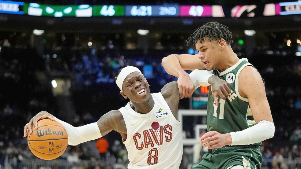 Dennis Schröder (l) stand bei Cleveland in der Startformation. Foto: Aaron Gash/AP/dpa