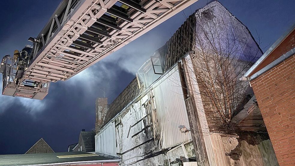 Die Feuerwehr ist derzeit in Emden im Einsatz. Foto: Stephanie Schuurmann