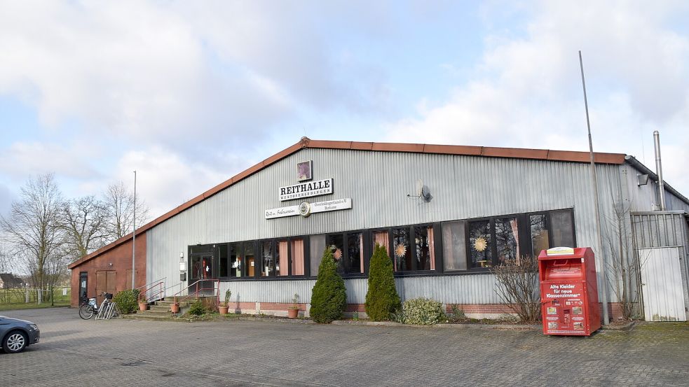 Wie geht es mit der Reithalle in Ihrhove weiter? Aktuell wird über eine Verlagerung diskutiert. Die Reithalle soll weichen, weil die Gemeinde Westoverledingen dort ein Baugebiet realisieren will. Foto: Carsten Ammermann/Archiv