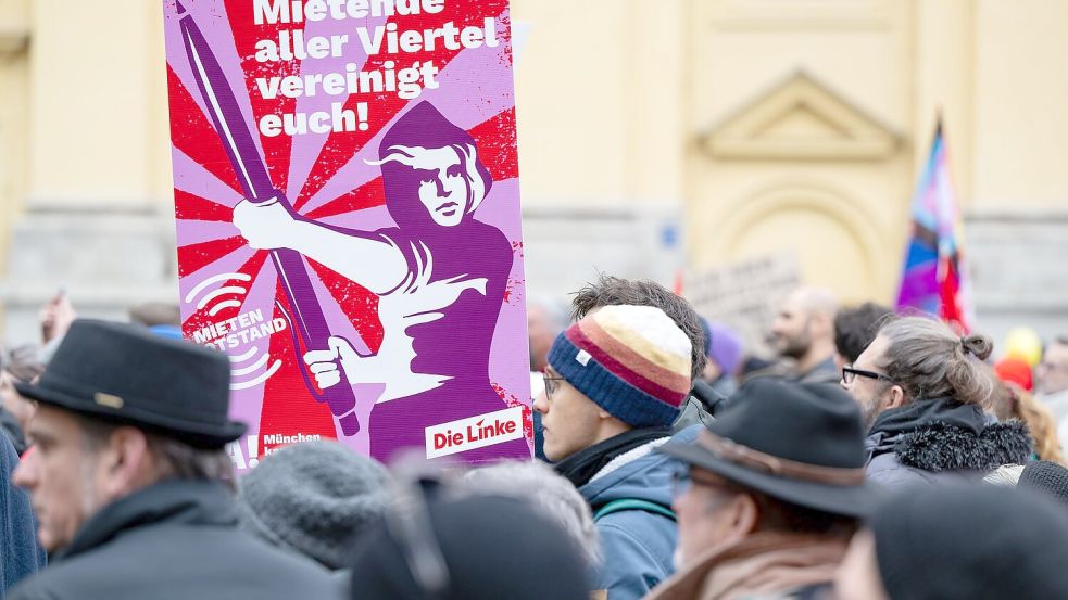 In München und anderen Großstädten formiert sich mittlerweile Widerstand gegen die stetig steigenden Mieten. Anders als Ifo-Präsident Fuest fordern die Demonstranten jedoch eine Verschärfung der Mietpreisbremse. (Archivbild) Foto: Lennart Preiss
