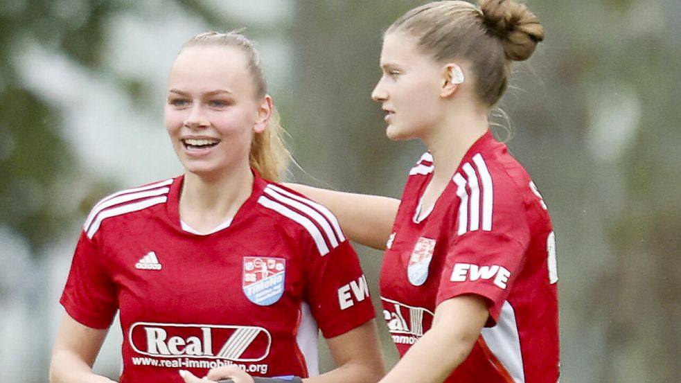 Teresa Sonntag (links) schoss das goldene Tor. Archivfoto: Jens Doden/ Emden