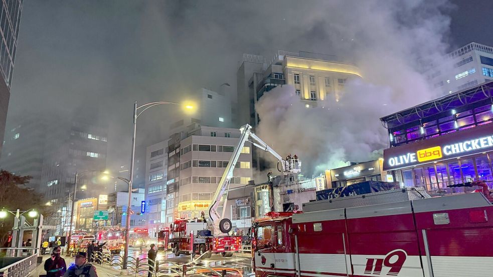 Ein Feuer ist in einem Restaurant im Stadtzentrum von Seoul, direkt hinter dem Rathaus, ausgebrochen. Foto: Fabian Kretschmer/dpa