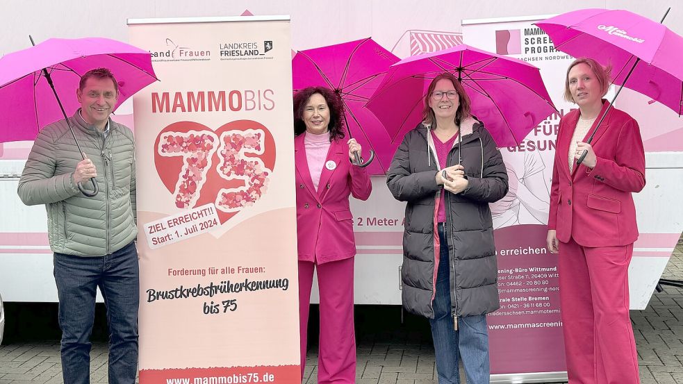 Zum Auftakt kamen Uplengens Bürgermeister Heinz Trauernicht, die Gleichstellungsbeauftragte Beate Bäuerle, die programmverantwortliche Ärztin Mareike Demmer sowie Birgitt Kampen-Neumann als Screening-Mitarbeiterin am Mammobil zusammen. Foto: Gemeinde Uplengen