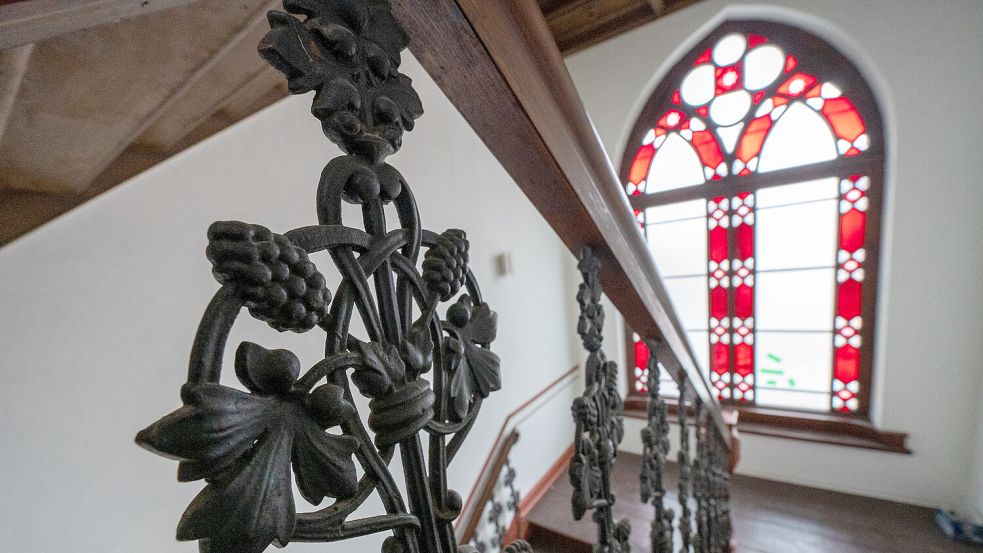 Ob Treppengeländer oder Fenster: Aufwendige Verzierungen prägen die Räume. Foto: Klaus Ortgies