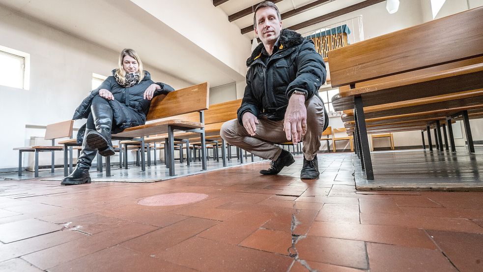 Der abgesackte Boden bereitet den Pastoren Ina und Benjamin Jäckel schon lange Sorgen. Foto: Klaus Ortgies
