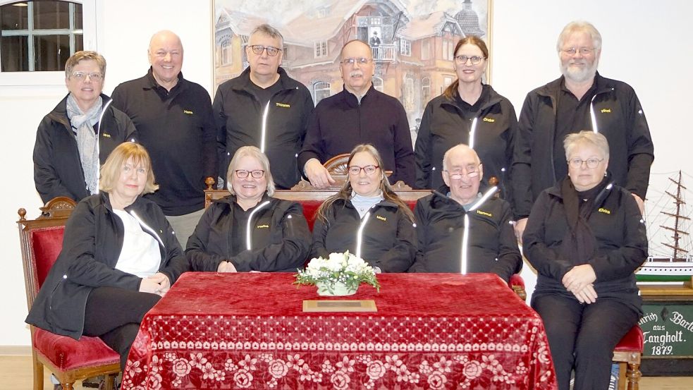 Das Foto zeigt den Vorstand und die Mitglieder des Fehntheaters auf der Mitgliederversammlung. Foto: Hinrich Heselmeyer