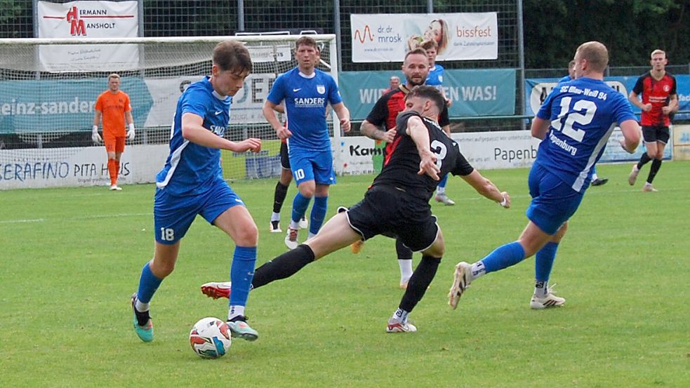 Wilko Docter (links) traf beim 5:0-Erfolg im Testspiel gegen Ihrhove doppelt. Archivfoto: Marco Reemts