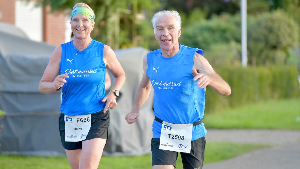An ihrem Hochzeitstag 2025 liefen Edzard Wirtjes und Heike Dirks gemeinsam die zweite Etappe des Ossiloop. Foto: Klaus Ortgies